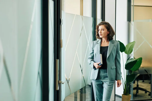 Mooie Volwassen Zakenvrouw Lopen Langs Kantoor Business Corridor Zoek Manier — Stockfoto