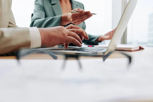 Oigenkännliga Kontorsarbetare Gör Sitt Jobb Tillsammans Sitter Vid Skrivbordet Horisontellt — Stockfoto