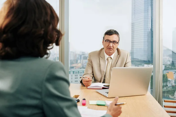 Esecutivo Senior Mezza Età Che Parla Con Una Donna Irriconoscibile — Foto Stock