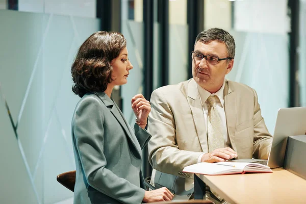 Serieuze Volwassen Man Zelfverzekerde Vrouw Die Samen Zitten Moderne Kantoorruimte — Stockfoto