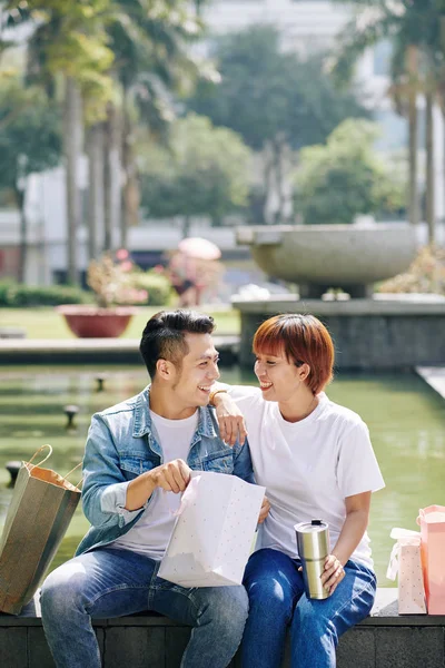 Tiro Vertical Hombre Mujer Jóvenes Enamorados Sentados Juntos Contra Fuentes — Foto de Stock