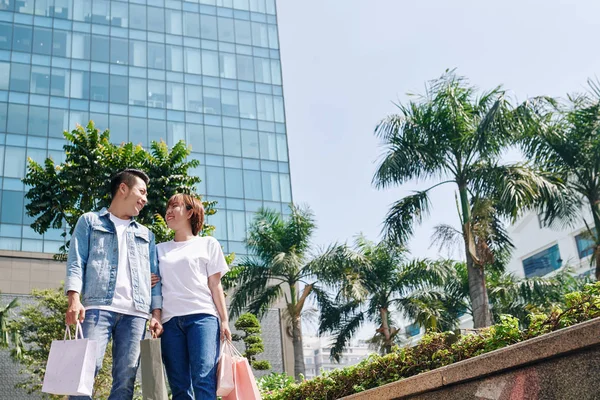 Horizontal Baixo Ângulo Tiro Jovem Casal Asiático Andando Longo Rua — Fotografia de Stock