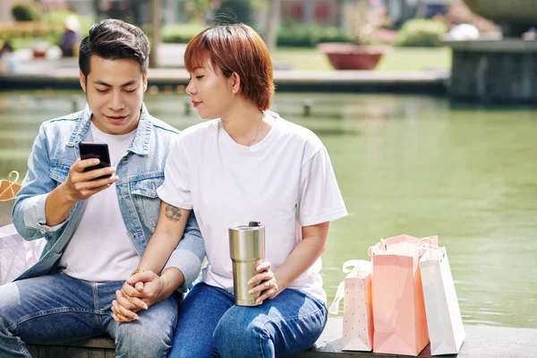 Horizontale Aufnahme Eines Jungen Asiatischen Verliebten Mannes Und Einer Verliebten — Stockfoto