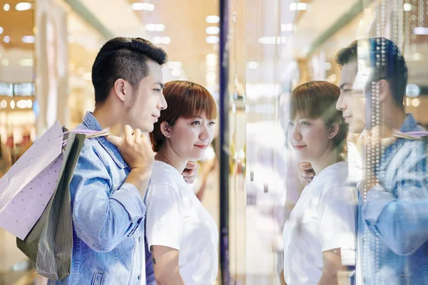 Pareja Asiática Pasando Fin Semana Centro Comercial Mirando Exhibición Tienda —  Fotos de Stock