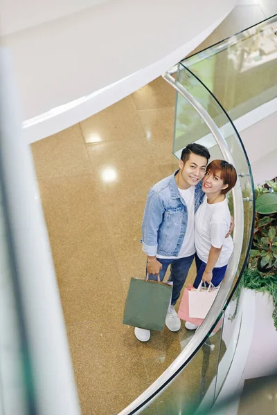 Vertical Alto Ángulo Retrato Pareja Asiática Pie Moderno Centro Comercial — Foto de Stock