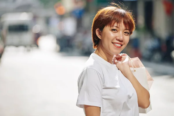 Beyaz Tişört Giyen Genç Asyalı Kadının Yatay Portresi Elinde Alışveriş — Stok fotoğraf