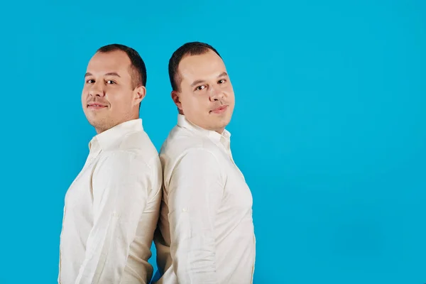 Horizontal Estúdio Retrato Tiro Dois Irmãos Gêmeos Volta Para Trás — Fotografia de Stock