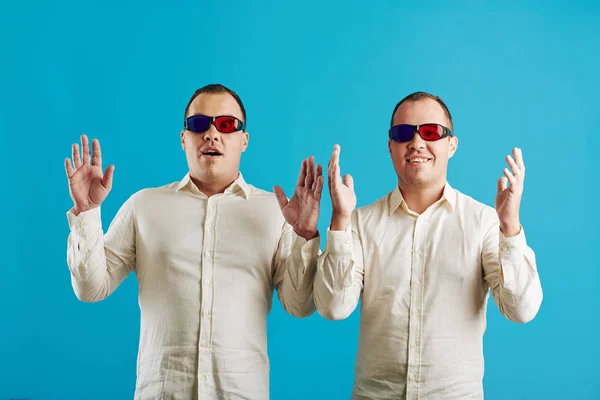 Caucasian Twin Brothers Wearing White Shirts Glasses Looking Camera Bright — Stock Photo, Image