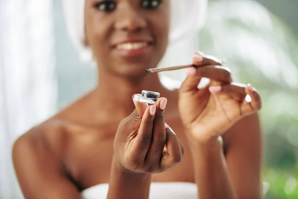 Joven Alegre Sosteniendo Maquillaje Sombra Ojos Mirando Cámara Sonriente Retrato — Foto de Stock