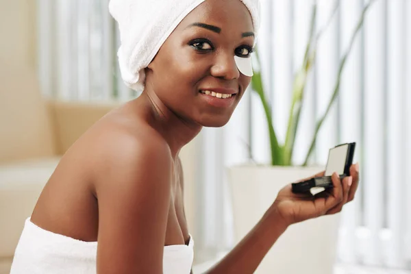 Pecho Horizontal Retrato Una Encantadora Mujer Afroamericana Con Toalla Baño — Foto de Stock