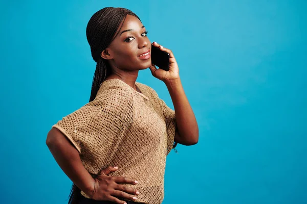 Horizontal Studio Portrait Belle Femme Noire Parlant Téléphone Regardant Caméra — Photo