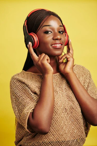 Güzel Siyahi Bir Kadının Kulaklıklarını Takarak Müzik Dinlediği Dikey Bir — Stok fotoğraf