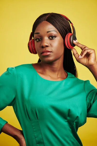 Portrait Vertical Studio Jeune Femme Noire Élégante Écoutant Musique Dans — Photo