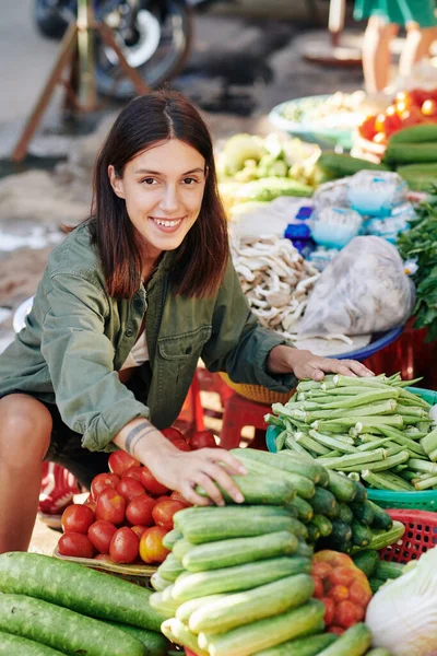 Retrato Mulher Caucasiana Alegre Escolhendo Legumes Frescos Mercado Agricultores Olhando — Fotografia de Stock