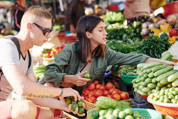 Jeune Couple Choisissant Des Légumes Frais Marché Fermier Vue Latérale — Photo