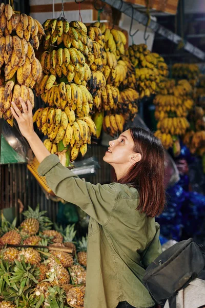 Vertikal Sida Visa Porträtt Unga Kaukasiska Kvinna Välja Bananer Asiatiska — Stockfoto