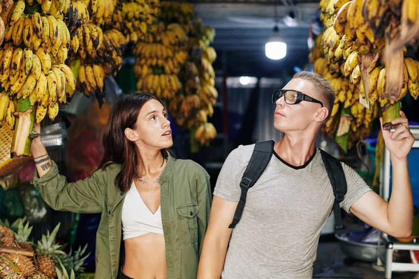 Joven Hombre Mujer Caminando Largo Los Agricultores Asiáticos Mercado Mirando — Foto de Stock