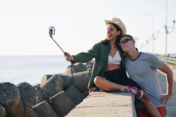 Young Man Woman Love Spending Time Seaside Taking Selfies Phone — Stock Photo, Image