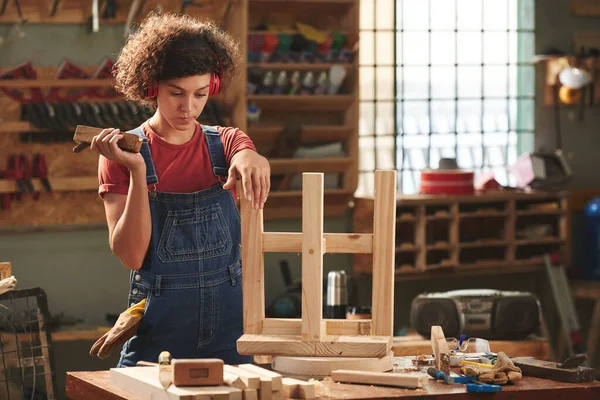 Atelier Menuiserie Jeune Femme Bouclée Dans Les Défenseurs Oreille Denim — Photo