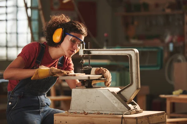 Professionele Timmerman Het Werk Jonge Geconcentreerde Vrouw Beschermende Oogkledij Oorkappen — Stockfoto