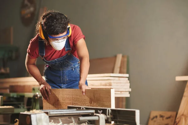 Carpinteiro Profissional Trabalho Mulher Concentrada Denim Geral Óculos Proteção Earmuffs — Fotografia de Stock
