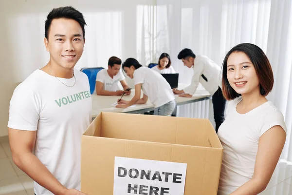 Felice Giovani Asiatici Che Trasportano Grande Scatola Donazione Vestiti Cibo — Foto Stock