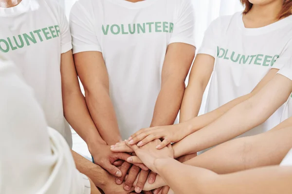 Gruppe Von Freiwilligen Stapelt Hände Sich Gegenseitig Unterstützen — Stockfoto