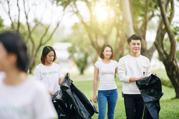 Gruppe Junger Lächelnder Asiatischer Freiwilliger Sammelt Müll Stadtpark — Stockfoto