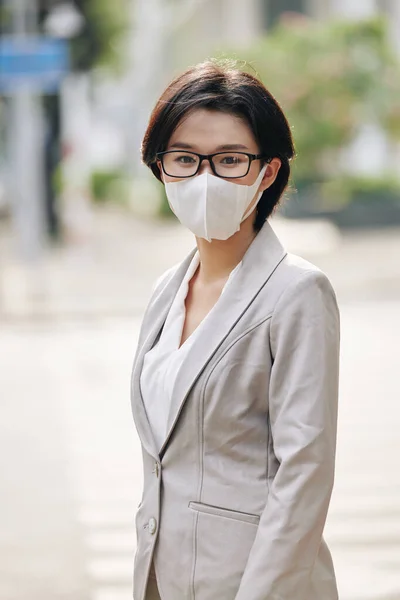 Jonge Aziatische Zakenvrouw Draagt Gezichtsmasker Tijdens Epidemische Periode Tijdens Het — Stockfoto