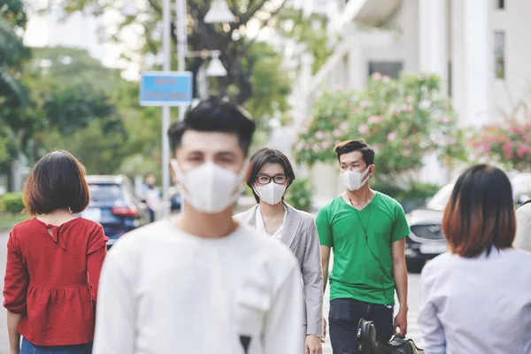 Menschen Die Mit Medizinischen Masken Öffentlichen Raum Laufen Sich Vor — Stockfoto