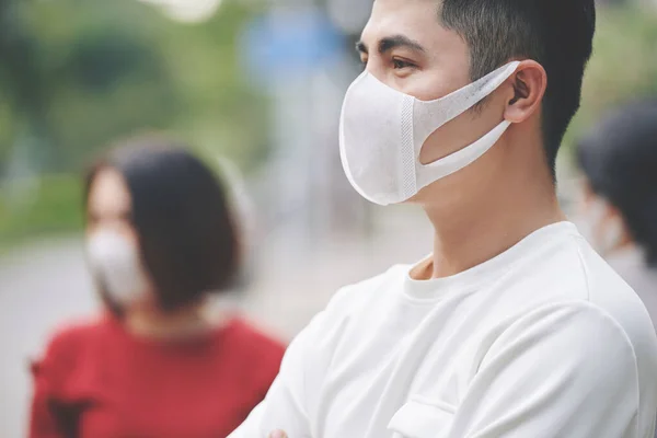 Allvarlig Ung Man Bär Skyddande Ansiktsmask När Han Går Utomhus — Stockfoto