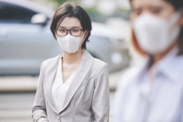在城市行走时戴面具眼镜的年轻亚洲女商人的画像 以防止感染危险病毒 — 图库照片