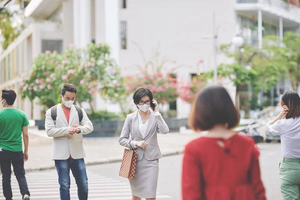 亚洲人戴着口罩走在被隔离的城市街道上 — 图库照片