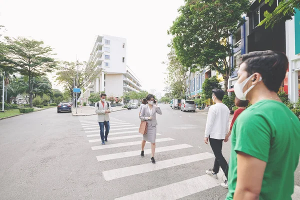 Asiáticos Con Máscaras Protectoras Cruzan Camino Ciudad Cuarentena Durante Epidemia —  Fotos de Stock