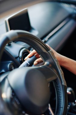 Sileceklerin hızını ayarlayan kadın sürücünün yakın plan görüntüsü