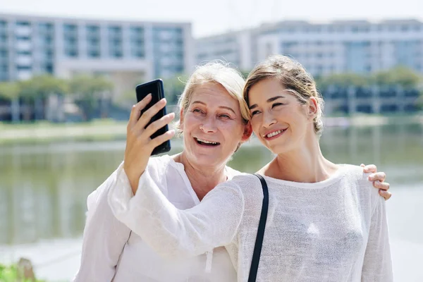 Mujer Bastante Joven Hablando Selfie Con Madre Madura Cuando Caminan —  Fotos de Stock