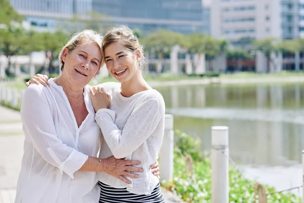 Ritratto Bella Madre Figlia Felice Che Abbracciano Guardano Macchina Fotografica — Foto Stock