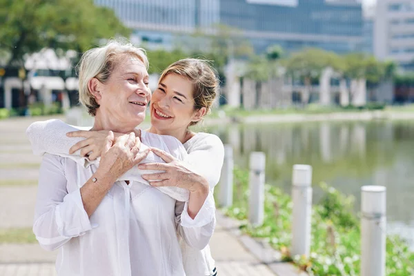 Skrattande Ung Vacker Kvinna Kramar Sin Mogna Mamma Bakifrån — Stockfoto