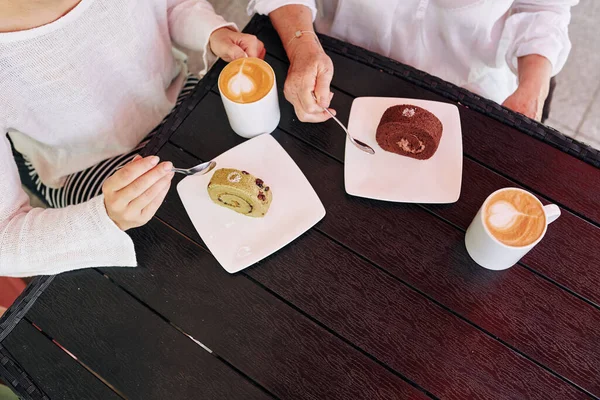 Moeder Dochter Eten Zwitserse Broodjes Drinken Cappuccino Een Lokaal Café — Stockfoto