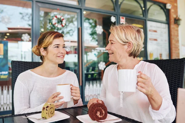 Reife Frau Und Ihre Erwachsene Tochter Trinken Kaffee Und Desserts — Stockfoto