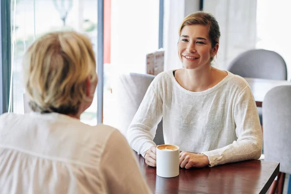 Bela Jovem Sorridente Encontrando Coffeeshop Com Sua Mãe Para Discutir — Fotografia de Stock