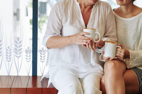 Büyük Kahve Fincanlarıyla Konuşan Şakalaşan Anne Kızın Kesilmiş Görüntüsü — Stok fotoğraf