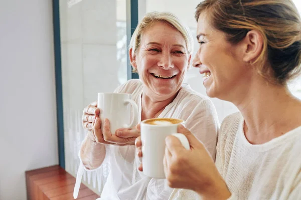 Skrattar Mogen Kvinna Njuter Att Dricka Kaffe Med Sin Dotter — Stockfoto