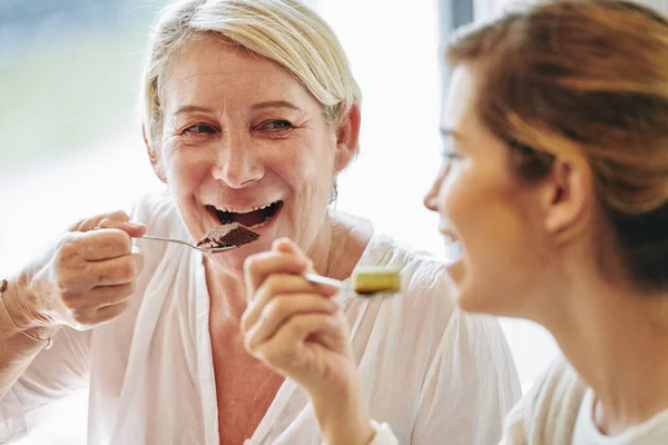 Lycklig Mogen Kvinna Äta Läcker Choklad Dessert Och Lyssna Sin — Stockfoto