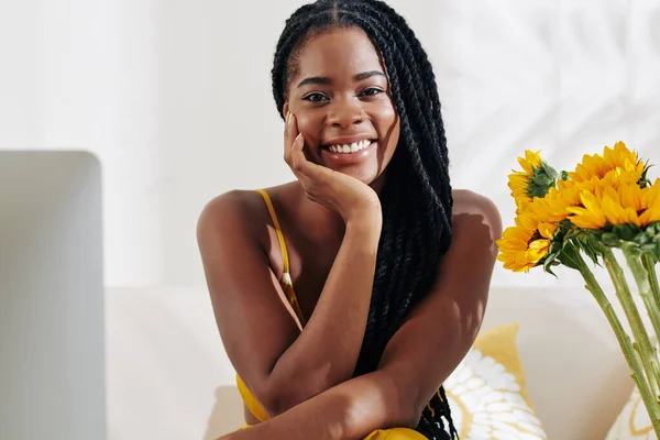 Preciosa Encantadora Joven Negra Sentada Sofá Casa Sonriendo Cámara —  Fotos de Stock