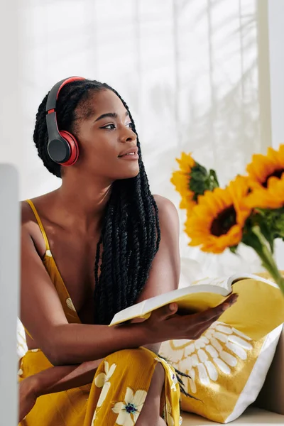 Mulher Negra Bonita Ouvindo Música Estudar Casa Ler Livro — Fotografia de Stock