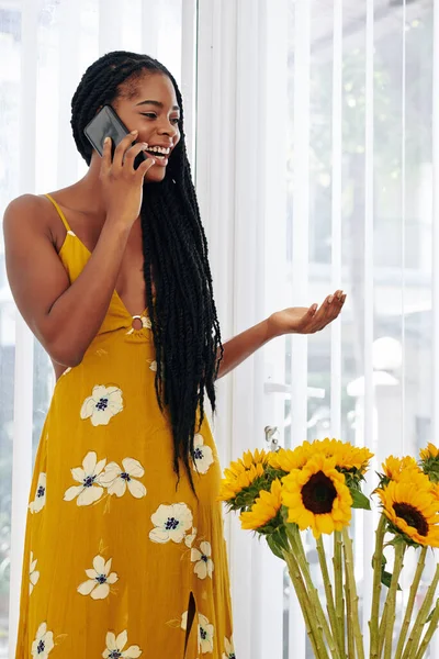 Alegre Joven Mujer Negra Con Pelo Largo Trenzado Gesto Activo —  Fotos de Stock