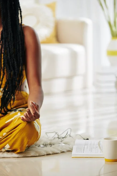 Imagen Recortada Mujer Practicando Meditación Casa Después Leer Libro Con —  Fotos de Stock