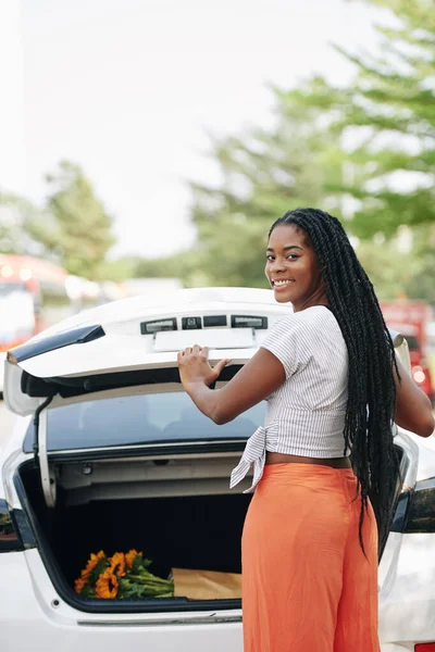 Sonriente Bonita Mujer Joven Que Cierra Capucha Después Poner Bolsa — Foto de Stock