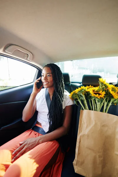 Mujer Joven Positiva Sentada Asiento Trasero Taxi Haciendo Una Llamada —  Fotos de Stock